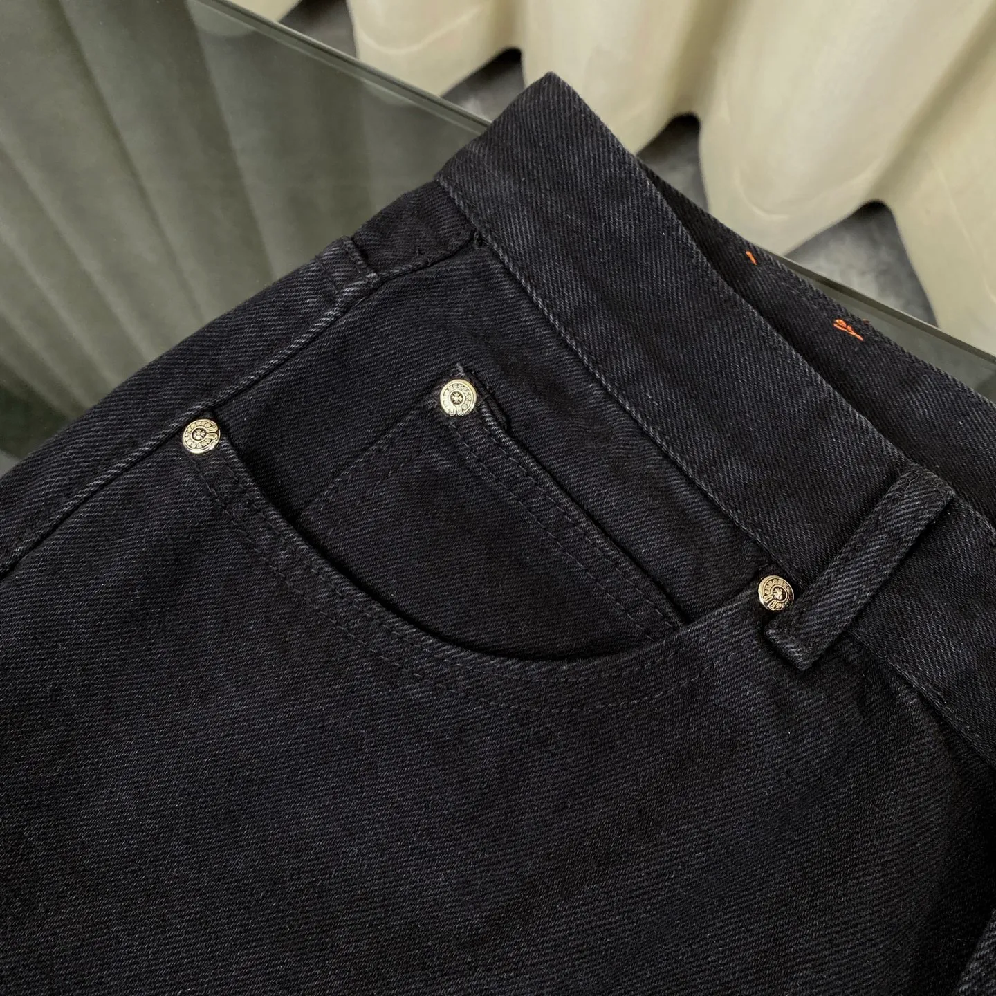 🅿️280 Chrome Heart Classic black with red laser cross patchwork leather jeans. The pants are made of top-notch heavy-duty washing technology, and every detail shows ingenuity. The calfskin is laser-cut to make a delicate cross, which is both a tactile and visual enjoyment. Paired with aged silver hardware, it is retro, high-end and full of texture. The straight-cut upper body turns into "chopstick legs" in an instant, easily modifying the shape of the legs. It can be controlled by any body shape and has a full sense of luxury.  This is a carefully crafted high-end version, the quality far exceeds that of street currency, and the details can stand the scrutiny of a magnifying glass. Although the price is close to the people, the quality is completely in line with the big brands, and it is easy to follow the trend.  Classic black, low-key and versatile. Pair it with simple T-shirts and personalized shirts to easily create a fashionable look. Whether you are going out daily or attending events, you can be the center of attention.  Color: black Size: S M L XL 28 30 32 34